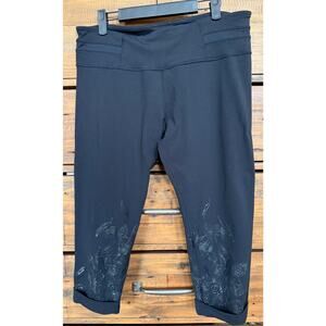 LULULEMON Size 12 Acro Crop Capri Leggings Silicon Peacock Feather Grip Cuffed